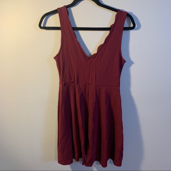 Women’s Burgundy Scalloped V Neck Summer Dress - Picture 2 of 7